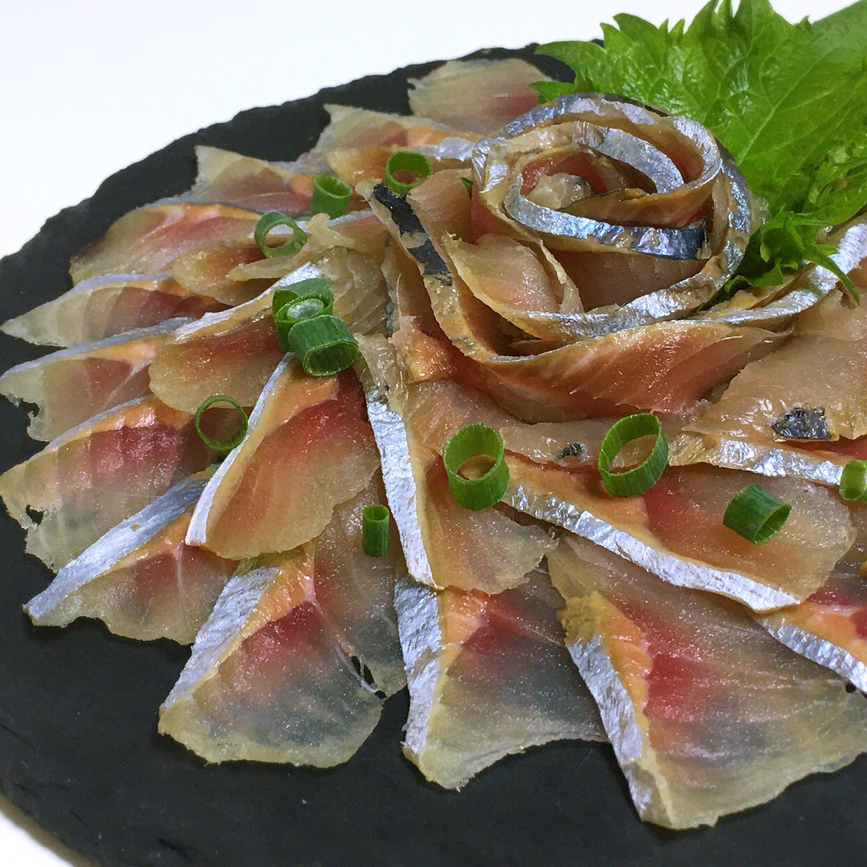いなばまこと 今日の 晩酌 ニシンの薄造り 生ニシンを塩水に浸けてから 3日間ほど冷蔵庫で熟成させた いい感じに身が締まって美味しいわ 生ニシン ニシン にしん 鰊 薄造り 刺身 うちごはん おうちごはん おつまみ Twitter家庭料理部
