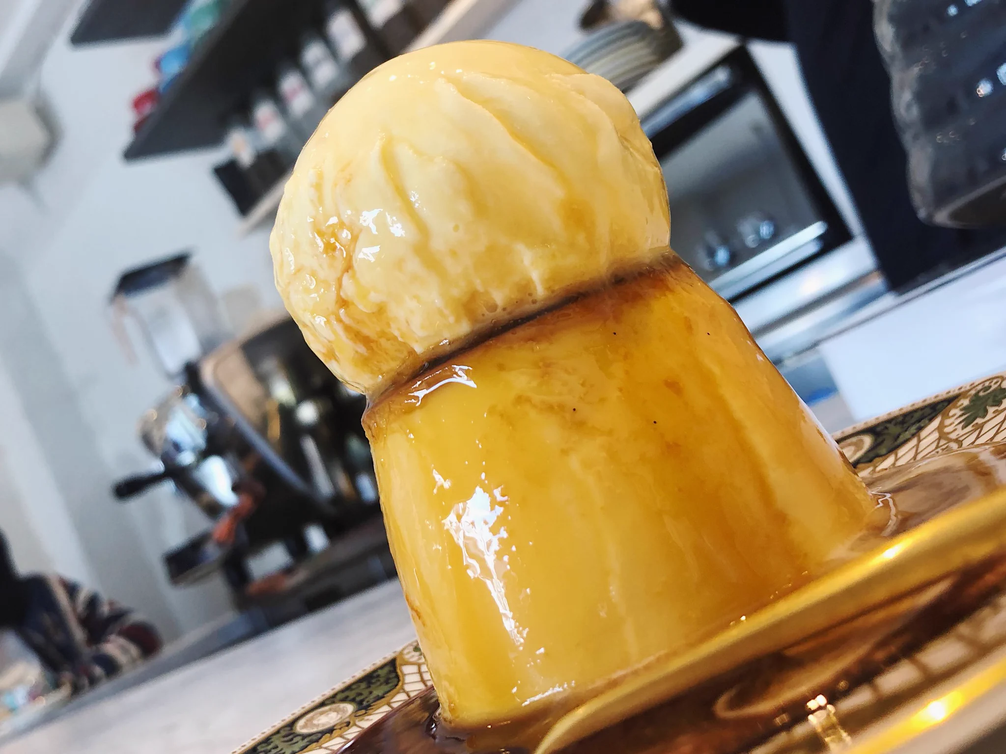 固めの食感に舌触りが滑らか！？バニラアイスをトッピングしたプリン！