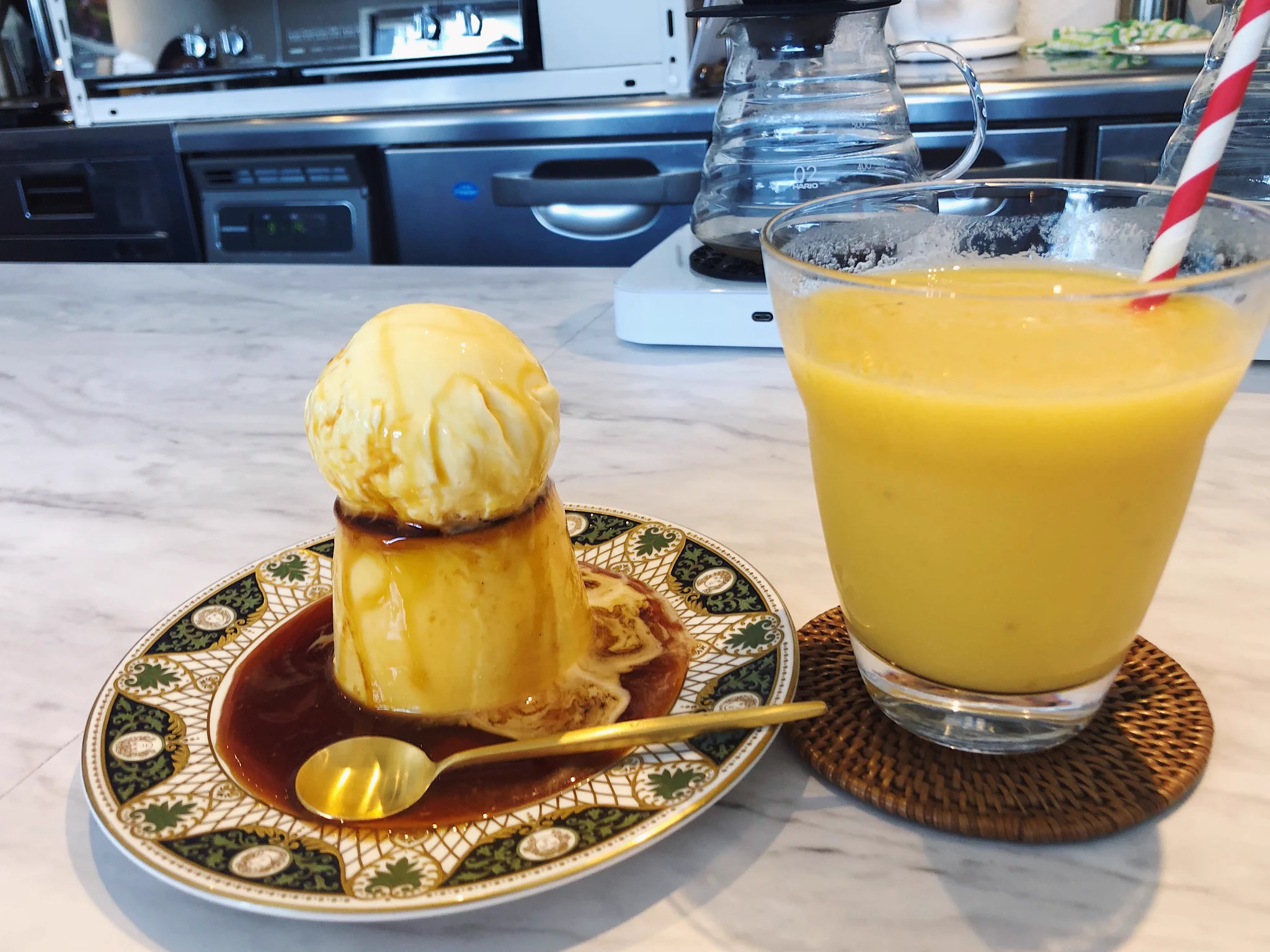 固めの食感に舌触りが滑らか！？バニラアイスをトッピングしたプリン！