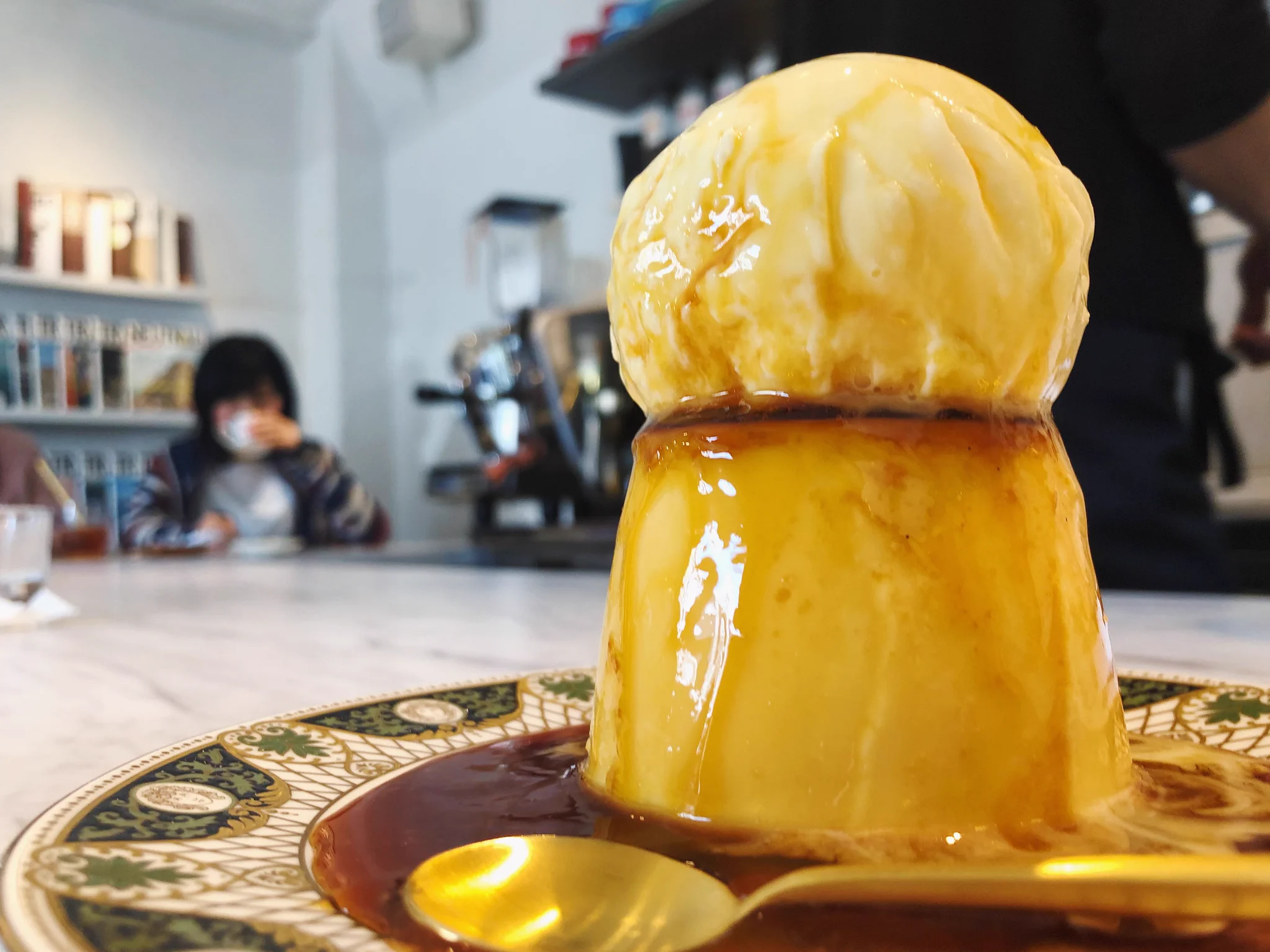 固めの食感に舌触りが滑らか！？バニラアイスをトッピングしたプリン！