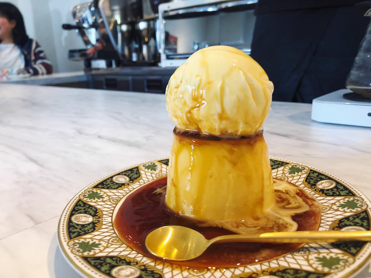 固めの食感に舌触りが滑らか！？バニラアイスをトッピングしたプリン！