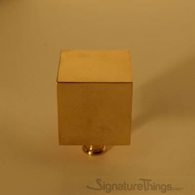 SignatureThings's tweet image. Bring a modern feel to any room with this modern cube knob, mixing geometric shapes for an eclectic look that will add a new element to any design @SignatureThings . 
SHOP NOW on signaturethings.com/modern-cube-kn…
#SignatureStyleHome #BrassCabinetKnobs #KitchenCabinetHardware