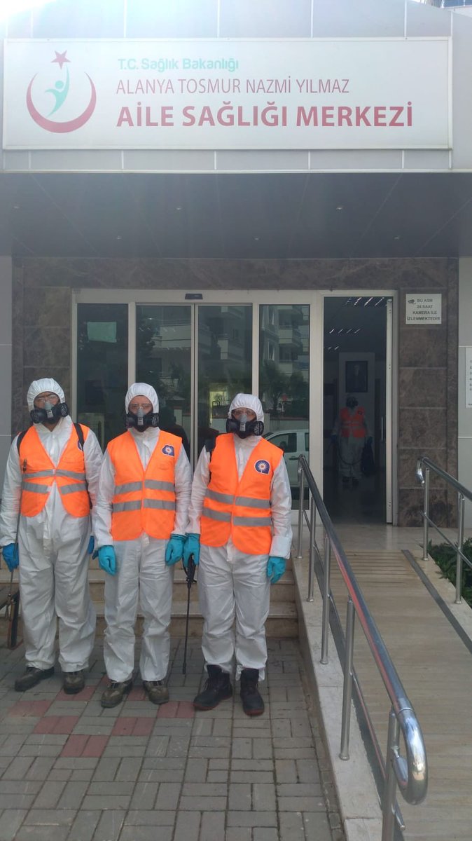 CHPAlanya's tweet photo. Antalya Büyükşehir Belediyesi Alanya Vektörel Mücadele ekipleri hiç durmadan covid-19 ile mücadele ediyor. Her gün hazırlanan programlarla kamu kurum ve kuruluşları, vatandaşların temas etmek zorunda olduğu yerler dezenfekte ediliyor. https://t.co/8nMZUDW364