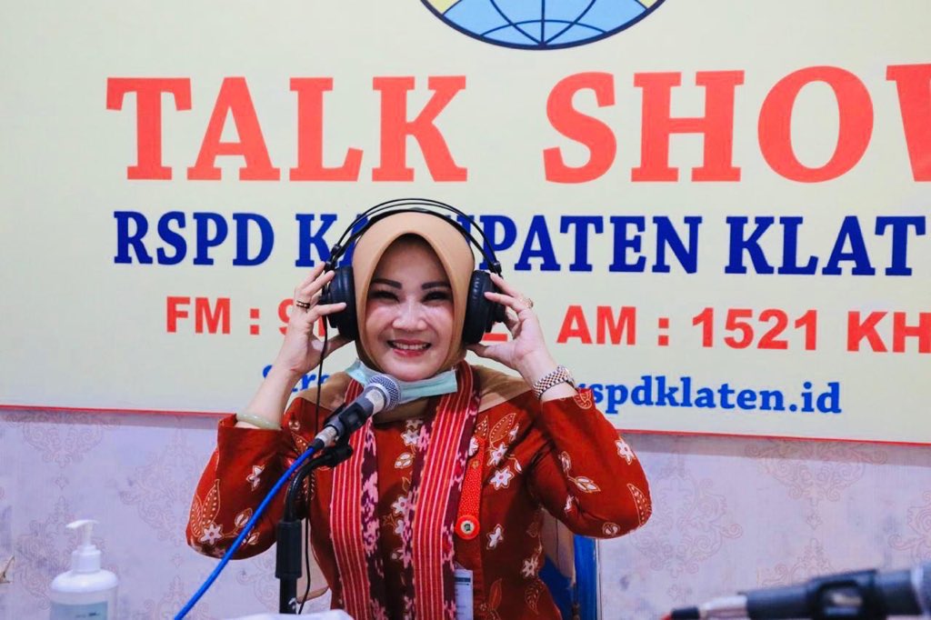 YaniSunarno's tweet photo. Pagi tdi... sy menyapa masyarakat melalui siaran radio RSPD Klaten.
Menghimbau tentang pencegahan penyebaran Covid 19.
Smangat Jaga kesehatan, mulai dari diri sendiri dan sayangi keluarga ❤🌹
#salamsehat https://t.co/vZ9L3MIto2