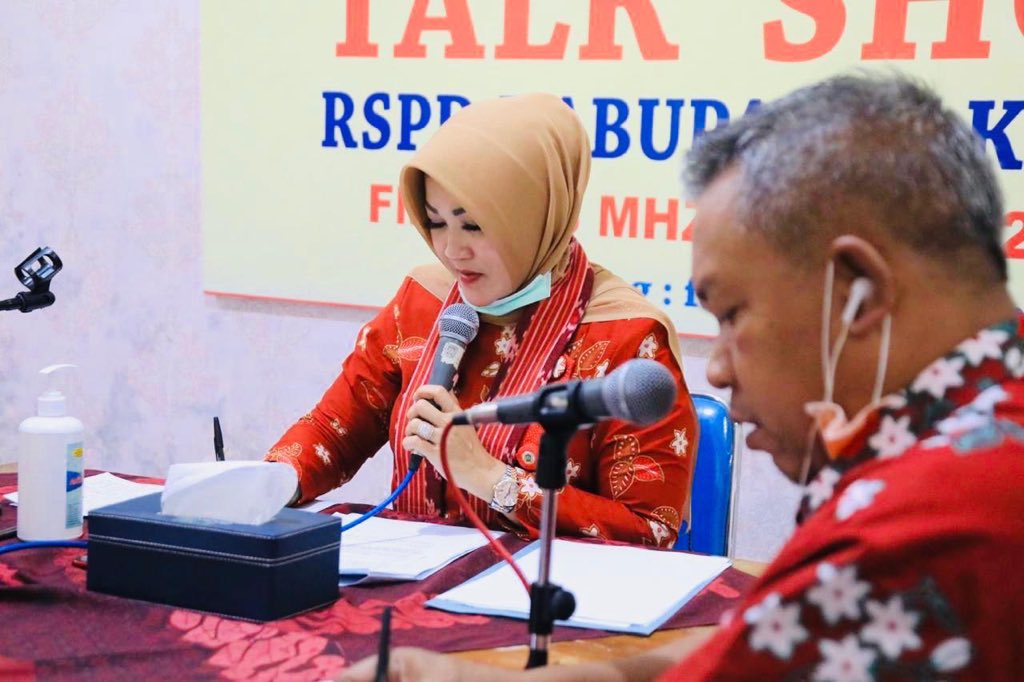 YaniSunarno's tweet photo. Pagi tdi... sy menyapa masyarakat melalui siaran radio RSPD Klaten.
Menghimbau tentang pencegahan penyebaran Covid 19.
Smangat Jaga kesehatan, mulai dari diri sendiri dan sayangi keluarga ❤🌹
#salamsehat https://t.co/vZ9L3MIto2