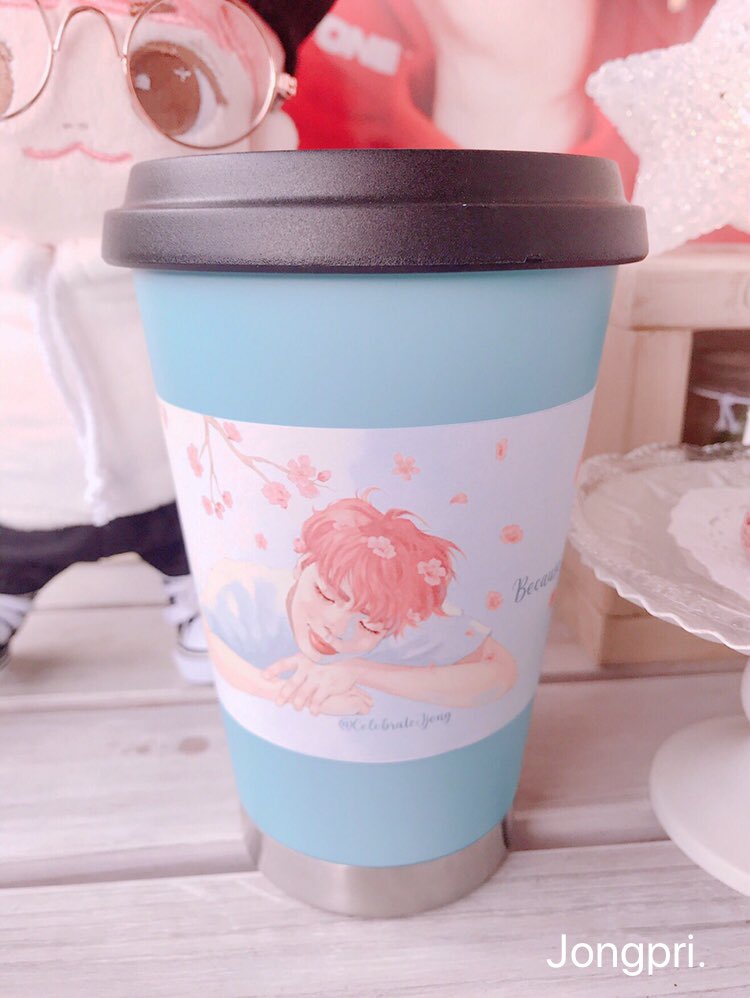 jonghyun_f's tweet photo. 今回、海外のシャヲルチングが@5hineejpeg(シャヲルでジョンペンの絵師さん)に絵をお願いして作った桜舞う素敵なセンイルカップスリーブを日本のシャヲルさんにもどうぞ♡とお声掛け頂きました.＊凄く可愛いです♡勿論、名前も誕生日も入っておりませんが.＊愛は沢山です♡

最近こもりっぱなしで→ https://t.co/RTSJwVefF9