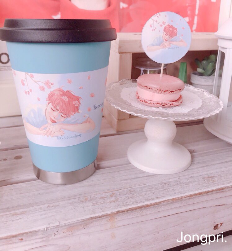 jonghyun_f's tweet photo. 今回、海外のシャヲルチングが@5hineejpeg(シャヲルでジョンペンの絵師さん)に絵をお願いして作った桜舞う素敵なセンイルカップスリーブを日本のシャヲルさんにもどうぞ♡とお声掛け頂きました.＊凄く可愛いです♡勿論、名前も誕生日も入っておりませんが.＊愛は沢山です♡

最近こもりっぱなしで→ https://t.co/RTSJwVefF9