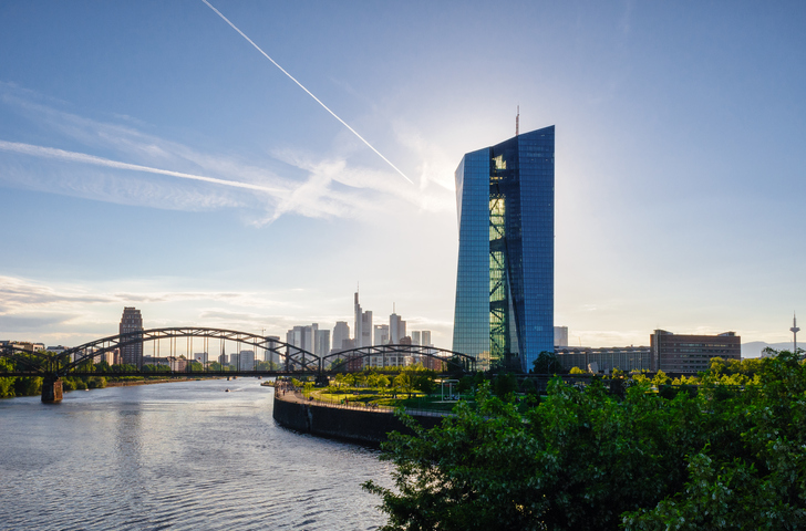 Swissquote's tweet photo. #Top5Things to know today

1. EU #stocks may open higher 
2. #Oil prices rose on hopes that the U.S. will reach a deal soon on a $2 trillion coronavirus aid package.
3. #Gold surged in the wake of the Fed’s pledge of yet more cheap money

More here: https://t.co/bFNG7xfF1b https://t.co/fAlJvSxEBQ
