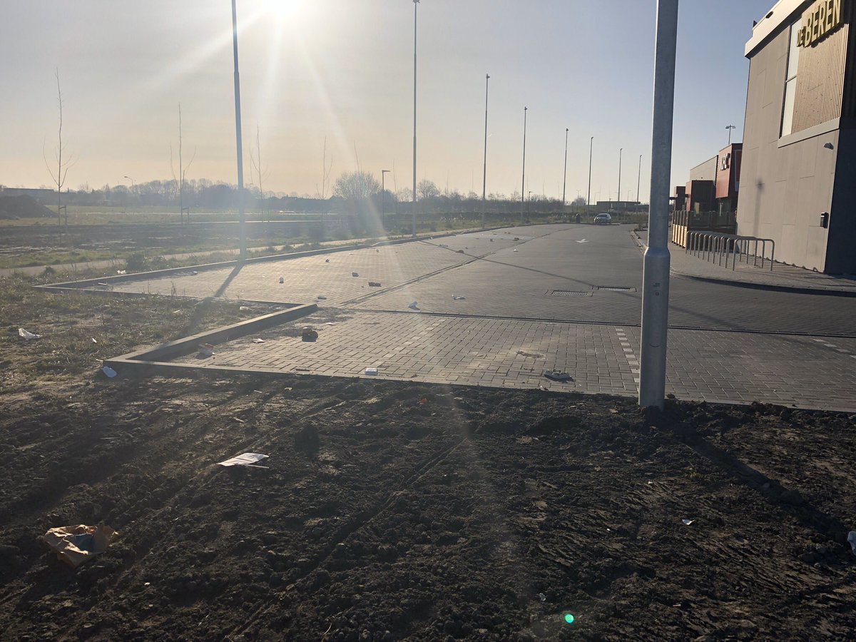 Als je zelf niet uit de auto mag, hoef je de rommel niet buiten te gooien. #foodcourtgoes #ruimjetroepop #savetheplanet <a href="/McDonalds/">McDonald's</a> <a href="/pzcredactie/">PZC</a>