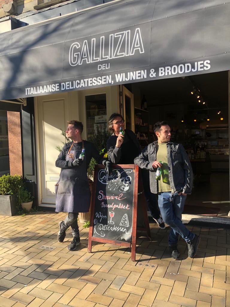 Indische Buurt Tip:
Zelfgemaakte worsten, lekkere olijfolie, Italiaanse kazen, en andere heerlijke Italiaanse lekkernijen. Gallizia Deli is mijn TIP voor buurtbewoners vandaag. #IndischeBuurtTip #supportyourlocal #JuistNu #indischebuurt #javastraat #javakaart #Amsterdam