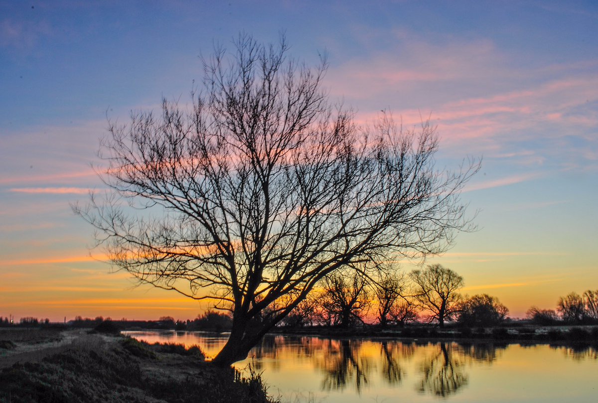 VeronicaJoPo's tweet photo. I wish to share to keep the calmness and warmth in our hearts ♥️ This morning in Ely.
Sunrises & Sunsets are my favourites 🥰
#My1outing #sharingwithyou #nature #sunrise #theFens #PhysicalDistancing #naturemeditation @StormHour @metoffice @itvanglia @SpottedInEly #loveUKweather https://t.co/lD5udyozKn