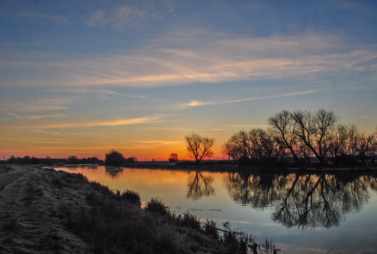 VeronicaJoPo's tweet photo. I wish to share to keep the calmness and warmth in our hearts ♥️ This morning in Ely.
Sunrises & Sunsets are my favourites 🥰
#My1outing #sharingwithyou #nature #sunrise #theFens #PhysicalDistancing #naturemeditation @StormHour @metoffice @itvanglia @SpottedInEly #loveUKweather https://t.co/lD5udyozKn