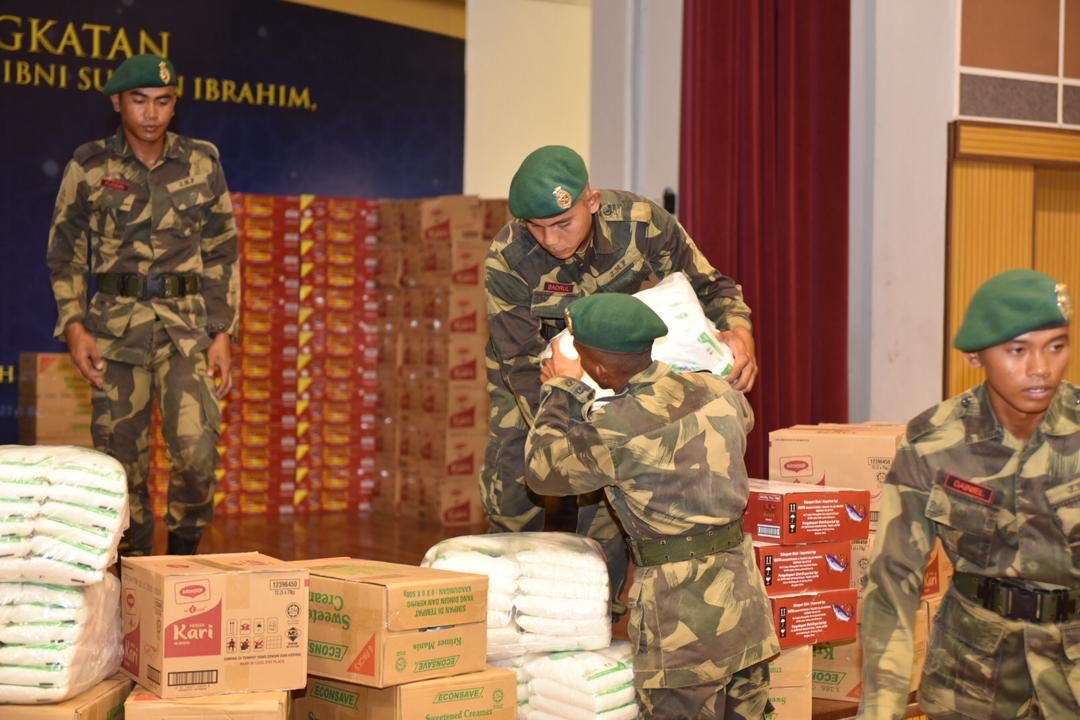 HRHJohorII's tweet photo. DYAM Mejar Jeneral Tunku Ismail Ibni Sultan Ibrahim, Tunku Mahkota Johor menyerahkan Zakat dan sumbangan kepada setiap Daerah daerah di Johor bagi membantu merengankan beban yang dihadapi dalam situasi COVID-19 sekarang ini. Kepada ALLAH kami berserah. https://t.co/m7C2LmGB4i