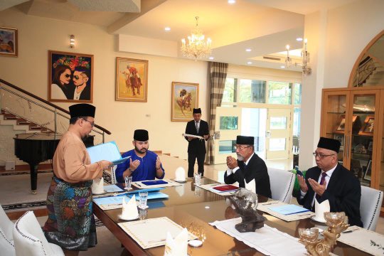 HRHJohorII's tweet photo. DYAM Mejar Jeneral Tunku Ismail Ibni Sultan Ibrahim, Tunku Mahkota Johor menyerahkan Zakat dan sumbangan kepada setiap Daerah daerah di Johor bagi membantu merengankan beban yang dihadapi dalam situasi COVID-19 sekarang ini. Kepada ALLAH kami berserah. https://t.co/m7C2LmGB4i