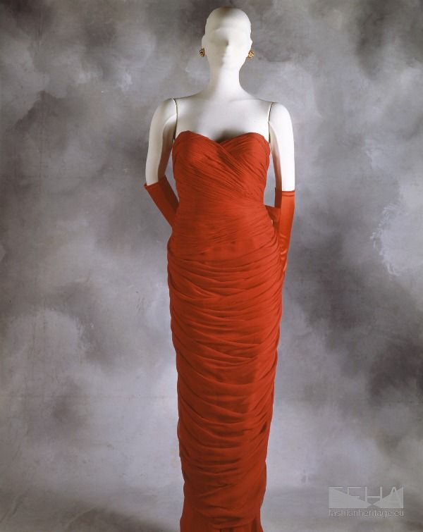EurFashion's tweet photo. #designertuesday today is dedicated to the liaisons between cinema and fashion. We recover the story of Sorelle Fontana, three ‘simple seamstresses’ that dressed international jet-set and became champions of Italian #AltaModa. Read more: https://t.co/qbHYVjrxVS
Pitti Immagine https://t.co/1pWzL494pL