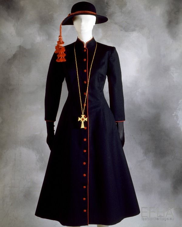 EurFashion's tweet photo. #designertuesday today is dedicated to the liaisons between cinema and fashion. We recover the story of Sorelle Fontana, three ‘simple seamstresses’ that dressed international jet-set and became champions of Italian #AltaModa. Read more: https://t.co/qbHYVjrxVS
Pitti Immagine https://t.co/1pWzL494pL