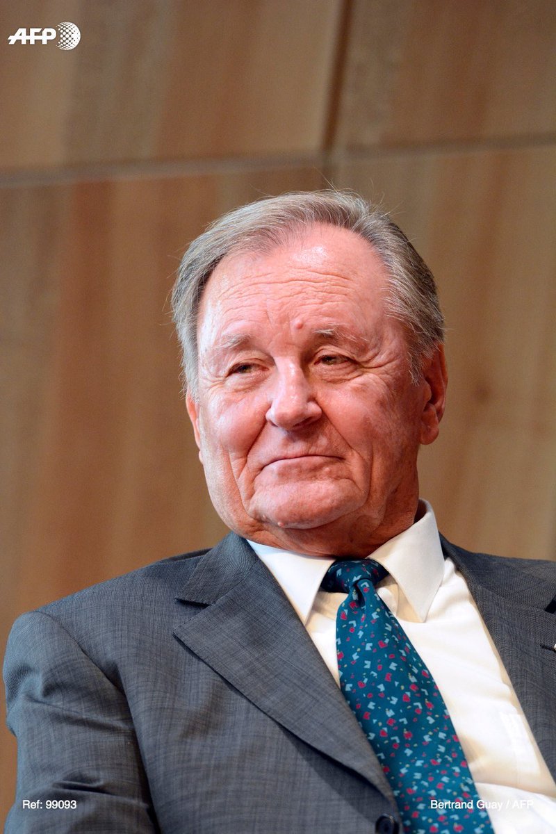 Kayane's tweet photo. Un monstre sacré de la bande dessinée s’en est allé. Albert Uderzo, co-créateur et dessinateur d’Astérix est décédé à l’âge de 92 ans. https://t.co/CyFNFtisq5