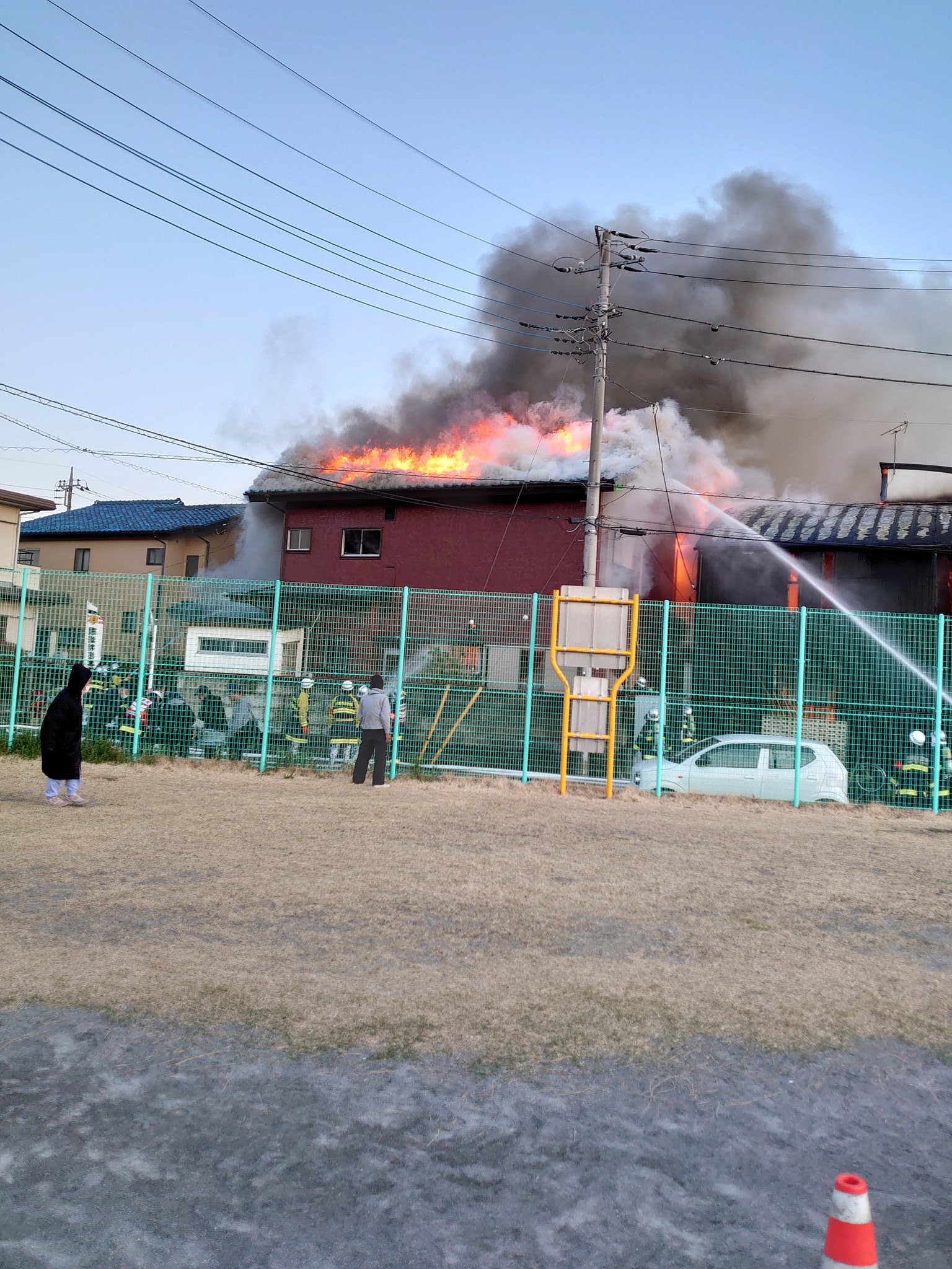 川越市吉田で住宅が炎上している火災現場の画像