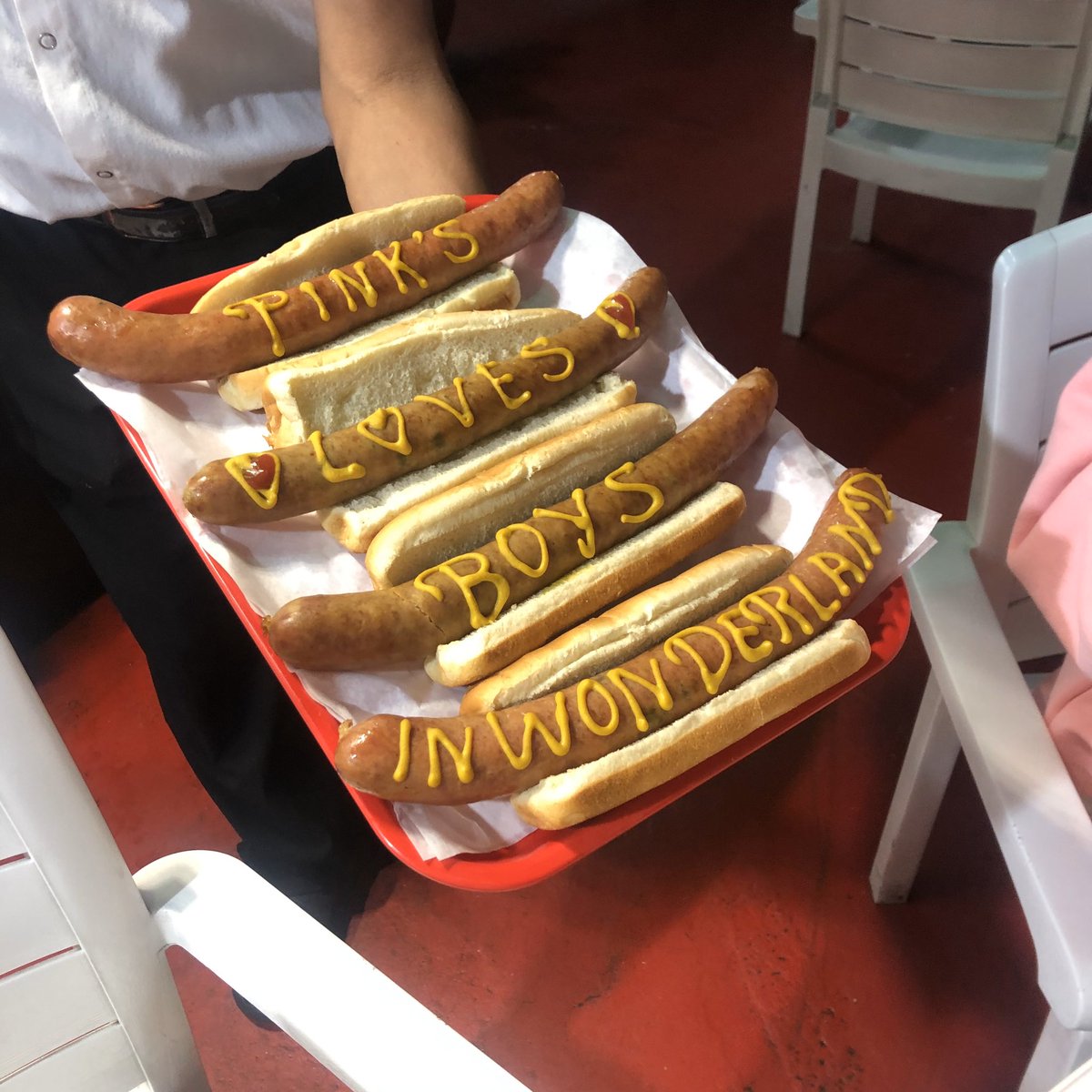 ahoi_sejin_ing's tweet photo. 🌭🌭🌭🌭

#우정즈의인싸투어Likeit
#Seezn https://t.co/HoNXzR1knt