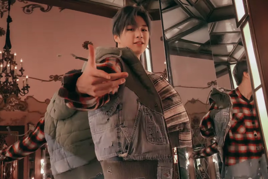 soompi's tweet photo. WATCH: #KangDaniel Makes Long-Awaited Return With Uplifting "2U" MV https://t.co/TLXvdRMhKg https://t.co/O9YMGXKjDw