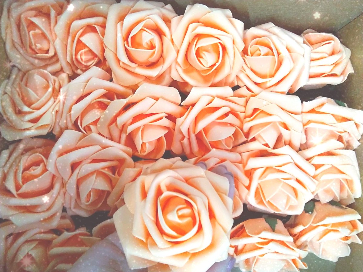 素材館 Sur Twitter オレンジの薔薇の造花入荷致しました オレンジ色のバラには 絆 信頼 愛嬌 の花言葉があるそうですよ 造花は推し色コーナーにて販売中です 素材館 Kbooks 推し活 コスプレ館 免税