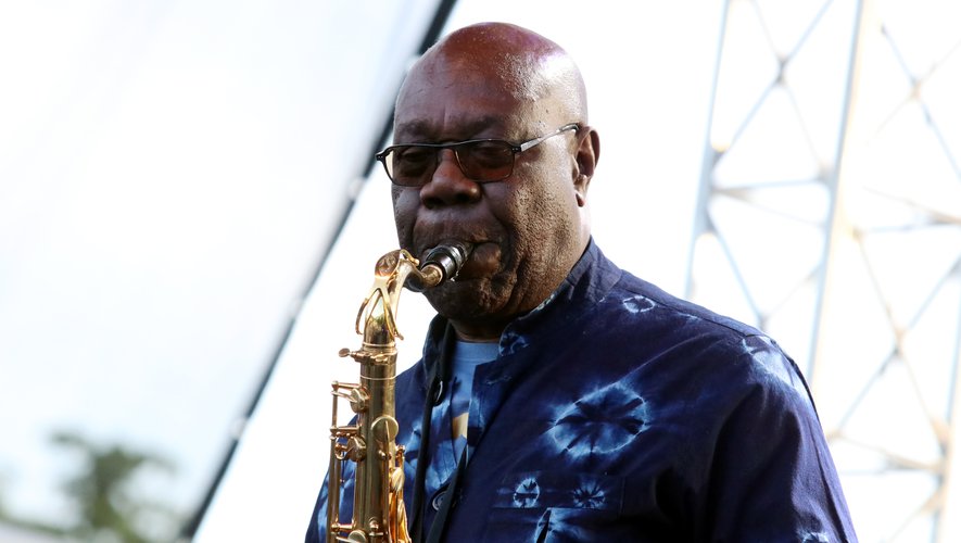  Manu Dibango (86 ans), célèbre saxophoniste camérounais a rendu l’âme ce 24/03/2020 des suites du  #COVIDー19. Un de ses plus gros titres:"Soul Makossa" (), composé en 1972 à Yaoundé lors de la  #CAN  #Burundi  #CoronaVirusUpdate  #music