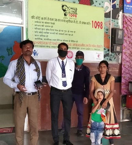 4 वर्षीय बेटी के साथ गलत ट्रेन में बैठी अस्मिता कुमारी, पटना के जगह जयपुर पहुँच गई।#जयपुर_मंडल ने मानवीय मूल्यों व संवेदनशीलता की मिसाल पेश कर ठहराया। भाई रमेश नागपुर से लेने पहुंचे, रेल प्रशासन का आभार व्यक्त किया। #StayAtHomeSaveLives #CoronavirusLockdown #CoronaVirusUpdates