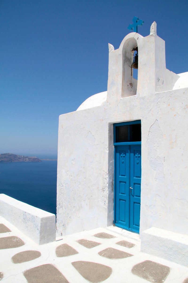 Santorini or Mykonos? What is your favourite island and why? 💙 

📸Firostefani, Santorini 
Link: bit.ly/37zOYci

#Greeka #Mykonos #Santorini #Greekislands