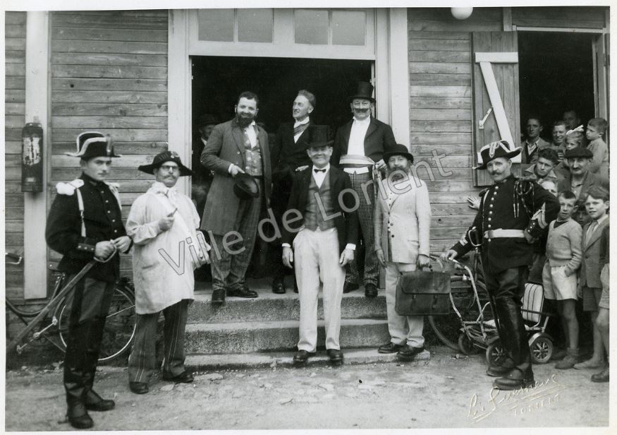 ArchivesLorient's tweet image. #1Jour1image du fonds des @ArchivesLorient #patrimoine Souvenir de la vie en #baraque après-guerre à #Lorient 
Fête de la Commune libre du Champ de Manoeuvres : inauguration de la sécurité sociale par le ministre de la reconstruction, 26 mars 1951
phototheque.caplorient.fr/lorient-ville/…