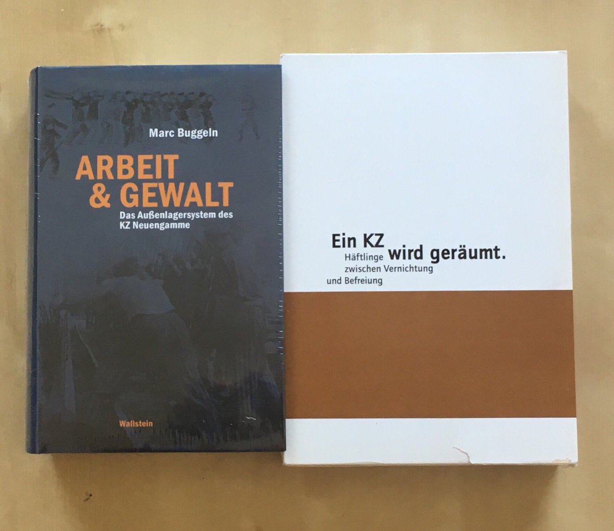 tlangeminden's tweet image. Neu im #HomeOffice. Die Geschichte der Lager an der #Porta wirft immer noch einige Fragen auf, da sollte man im Rahmen eines Projekts wie des unseren mit der @kzgedenkporta zumindest direkten Zugriff auf die wichtigste Literatur, wie hier links von @BuggelnMarc, haben. #noamazon