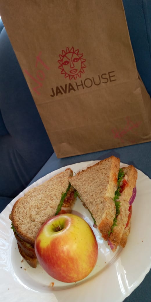 _naswa_'s tweet photo. Yani one of my favorite humans just delivered homemade sandwiches to my house😋😌 I asked and it happened! Sandwiches are my favorite, ugh, this is already such a good day:)
She even put an apple and napkin, sigh😌 Get you a human like mine😏
#NOTjava hahaha.. https://t.co/5L3oPNdkxV