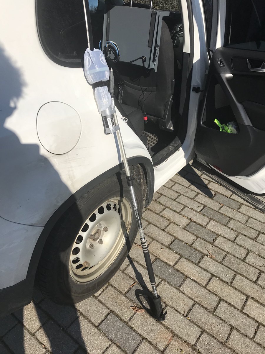 #Corona: Improvisation ist alles... oder: Gut, dass der alte Skistock noch im Keller lag. ⁦<a href="/BR24/">BR24</a>⁩ #Bayern