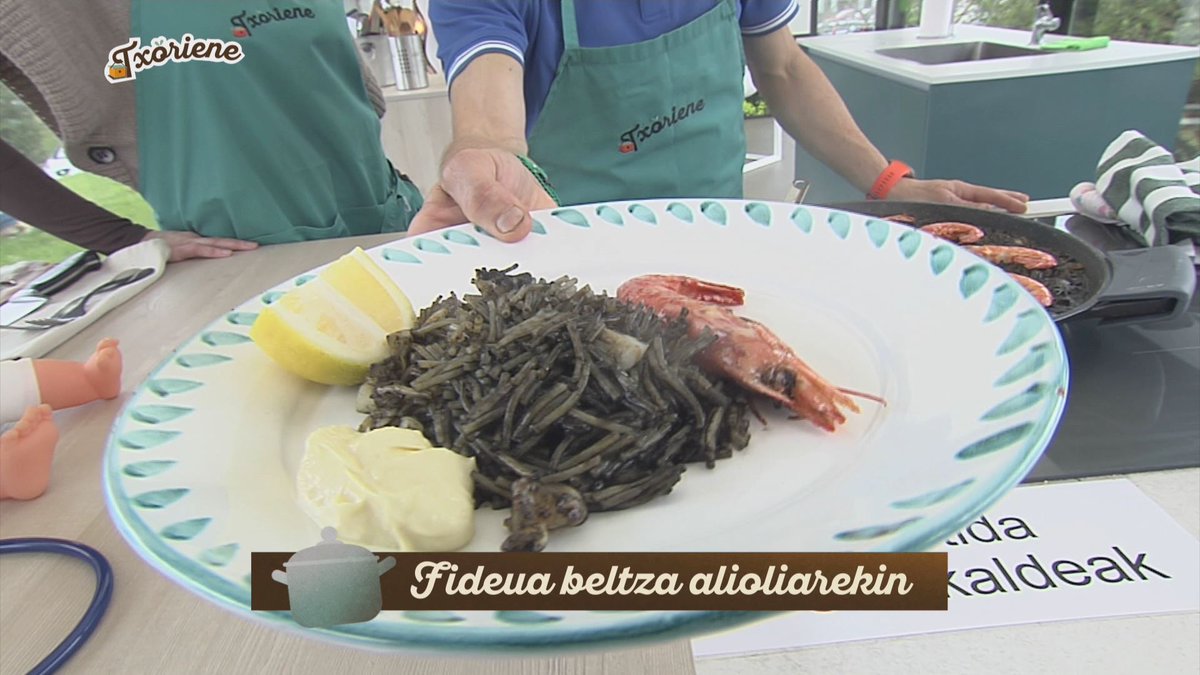 ▶️ #BIDEOA:  Fideua beltza alioliarekin 

Hona hemen #errezeta:

eitb.eus/eu/telebista/p…

<a href="/txoriene/">Txoriene,sasoi onean</a> #etb1 #euskaltelebista <a href="/zigor_iturrieta/">Zigor Iturrieta</a>