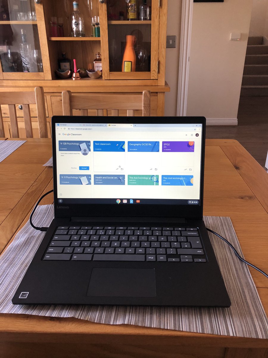 HC6F_College's tweet photo. My new office. Let’s see where you’re working! #Stay@home #Doloadsmore@home https://t.co/GcU3wvTr2D
