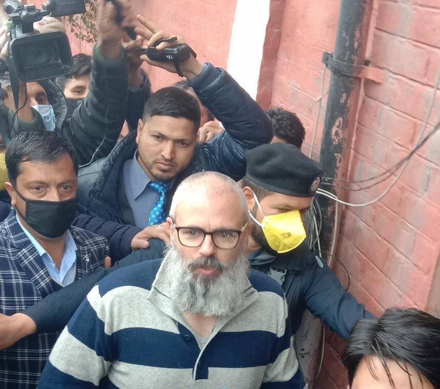 Aadilibnbashir2's tweet photo. #Irresponsible journalists. Now they will teach us social distancing. They all should be booked under law
#khud ki halat dekho public ko ky khak sekhov gay 
Sorry #Gowhar sir @ #Gowher wani &amp; #rifat sir @ #rifat abdullah &amp; #Kamran sir @ #kamran Yousuf
@listenshahid @kansalrohit69 https://t.co/YJgXR1BGKz