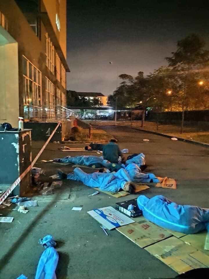MingSeal's tweet photo. Vietnam is working hard to save people. My highest respect to all doctors, nurses and soldiers who are fighting with the pandemic to protect others 🙏 

#COVID2019 #CoronavirusPandemic #Vietnam https://t.co/3DzmbBt0wz