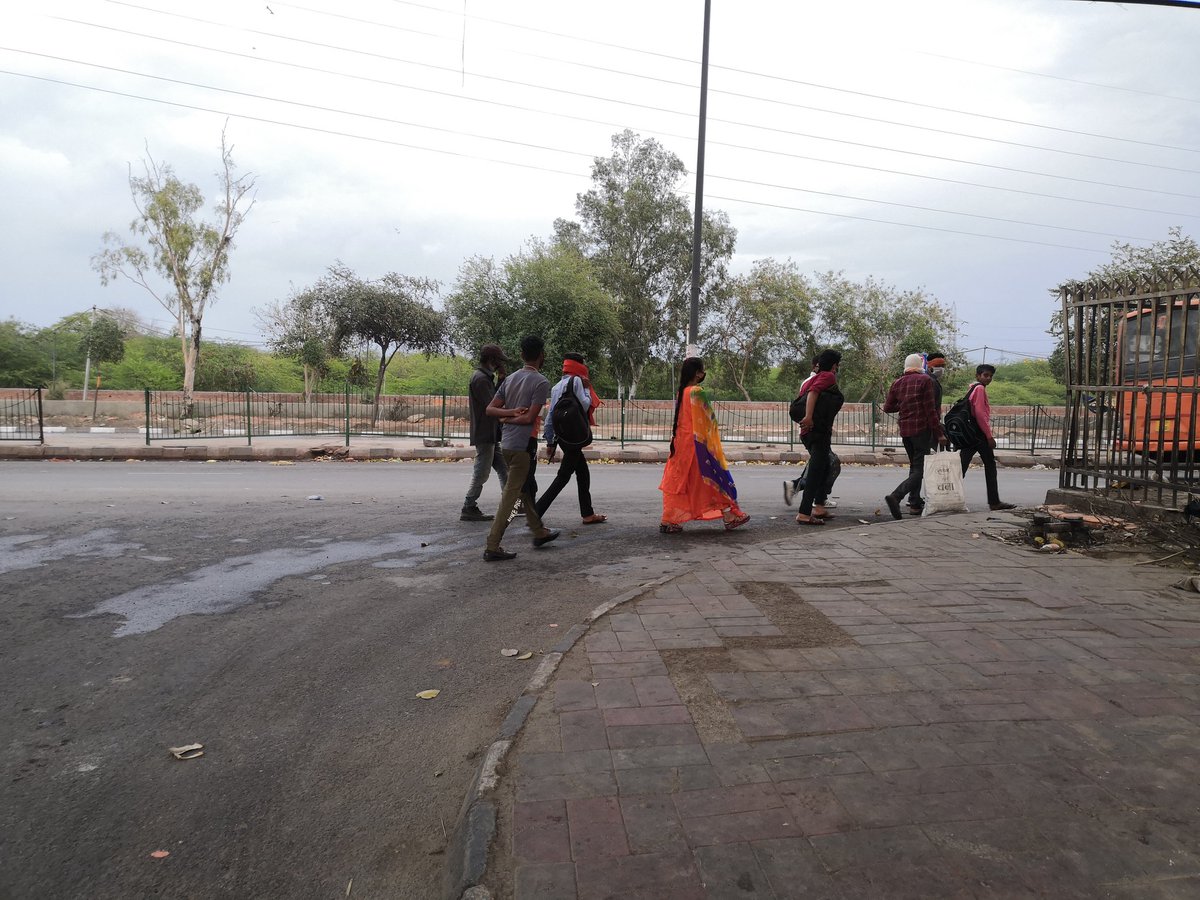 BDUTT's tweet photo. Across the capital heart breaking scenes likes this. Migrant workers unsure of where to go next, no home in Delhi, no way to get to their villages, walking but with no idea of where to spend the night or how to get food. Can we help them somehow? #Corona https://t.co/LJh7QjiwTF
