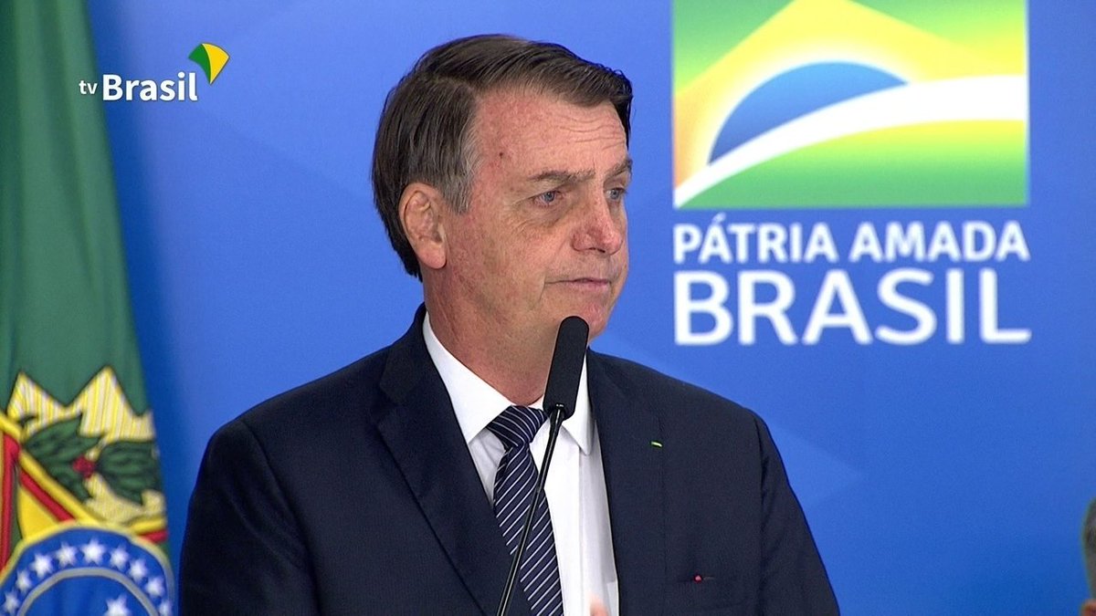 g1's tweet photo. Bolsonaro edita MP que suspende prazos de respostas à Lei de Acesso à Informação https://t.co/lmGTTOqpLK #G1 https://t.co/fjAdyOJZ2b