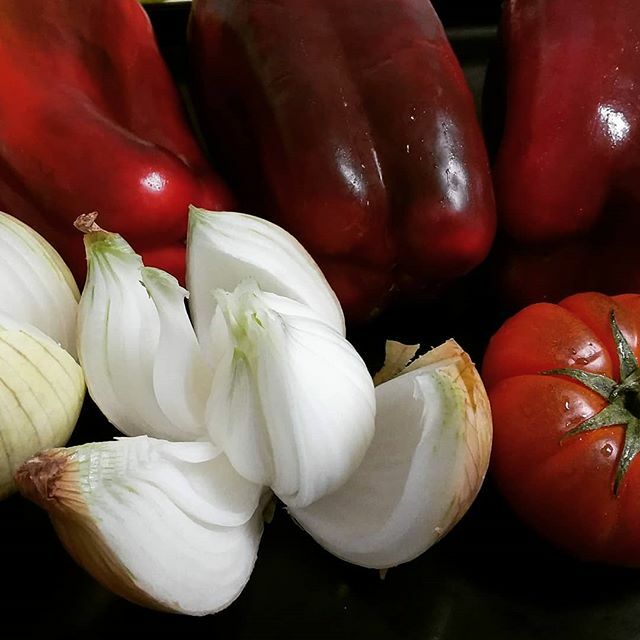 masendocrino's tweet photo. 📣 Asado de pimientos, tomate y cebolla. ¿alguien conoce algo mejor? Unta los pimientos con aceite, se pelan mucho mejor.
#masendocrino #vegetarian #aove #cocinaespañola #colorfood #cocinacasera #cocinarencasa #yomequedoencasa #easyrecipes #foodblogger #foodphotography #foo… https://t.co/fmg51AW7AJ