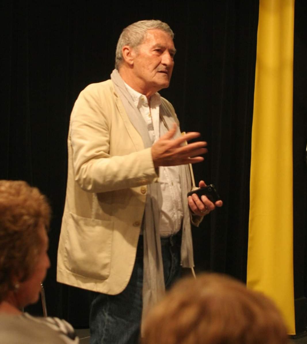 #Gracias <a href="/marcomarchioni/">Marco Marchioni</a> por compartir tu saber y tu #espíritucomunitario para la #transformaciónsocial. Gracias por los aprendizajes que sembraste en nuestro barrio, permanentemente presentes. 
Desde #CarabanchelAlto, un abrazo a su familia y amigos/as. Te recordaremos Maestro.