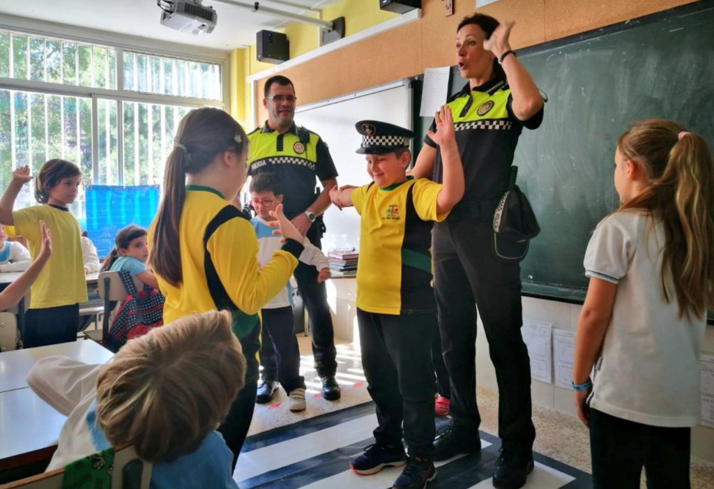 PLVNG's tweet image. Bon dia nens i nenes 👦👩
Els educadors vials de la👮‍♂️@PLVNG la 👮‍♀️Laura i el 👮‍♂️Josep també us troben a faltar (i molt!)
Esteu tenim un comportament excel·lent #joemquedoacasa 
Gràcies a vosaltres #TotAniràBé 🌈
Us deixem un dibuix per continuar practicant
Ja ens els retornareu 💙