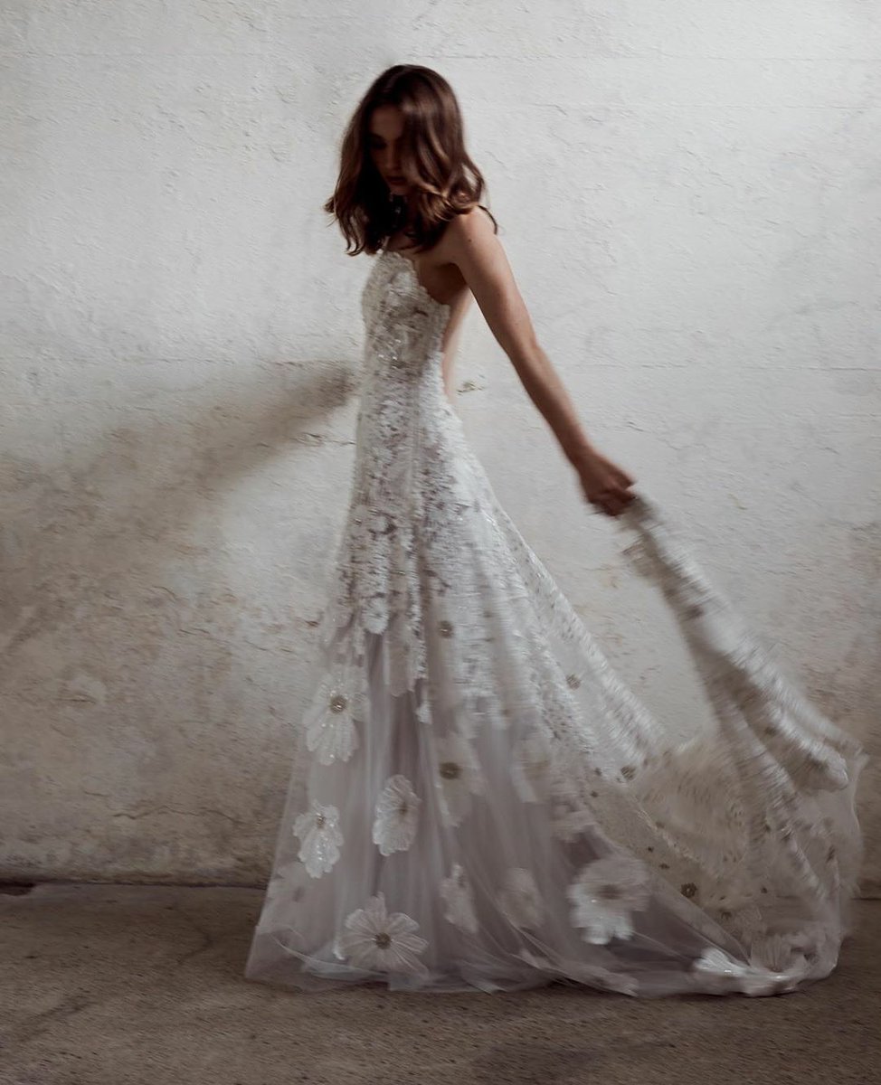 mnweddinglover's tweet photo. Flores que protagonizan tu vestido de novia 🌼🌼🌼🌼🌼 ⁣
⁣
Dress @suzanneharward⁣
Photography @mattgodkinweddings⁣
Fashion @thelane_emmawstblade⁣
Model @sophie.rxse https://t.co/G1cHOYwQxQ