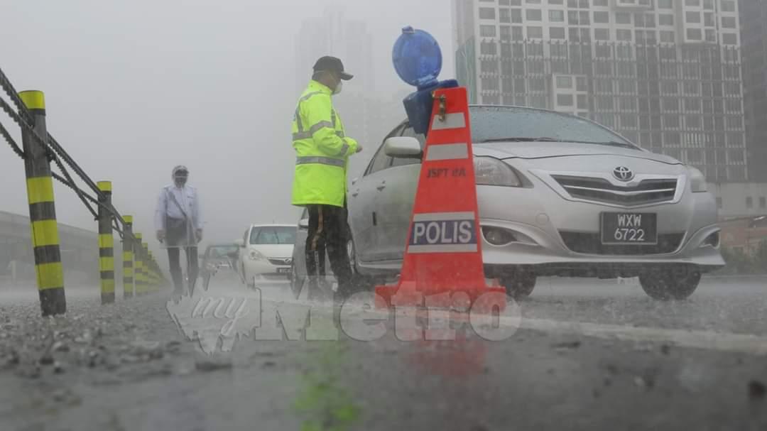 Akutweetfakkta's tweet photo. Words can't describe them, hats off to the PDRM.

Please stay at home. https://t.co/iygVHrSxuN