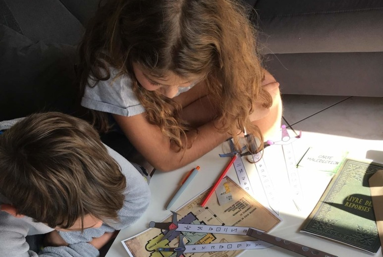 Un escape game à la maison ? Oui, c'est possible avec <a href="/Escapekit_/">Escape Kit</a> qui vous réserve en plus une offre spéciale 
#ParIciLesActivites #Idée6  #EcoleEnsorcelée #MomiePerdue #TresorMaudit
> citizenkid.com/reduction/esca…