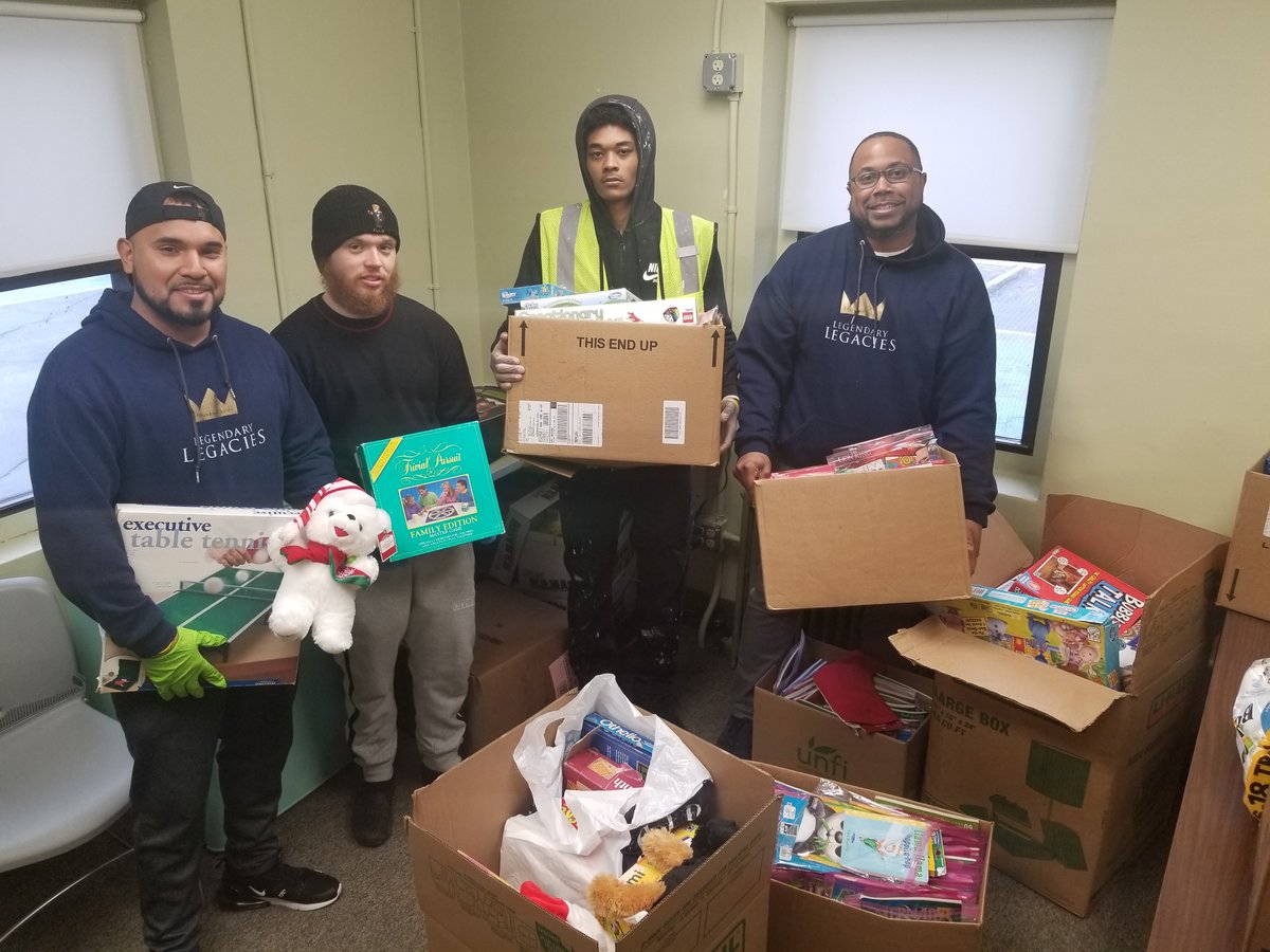 WHAuthority's tweet image. A big shout out to @MutualAidWorc who collected and dropped off supplies for WHA children and elders in need
Also thank you to @Quinsig for providing meals and food for our families in need.
We are in this together ✨🏡

#WHA #worcesterhousing #worcester #programs #COVID19