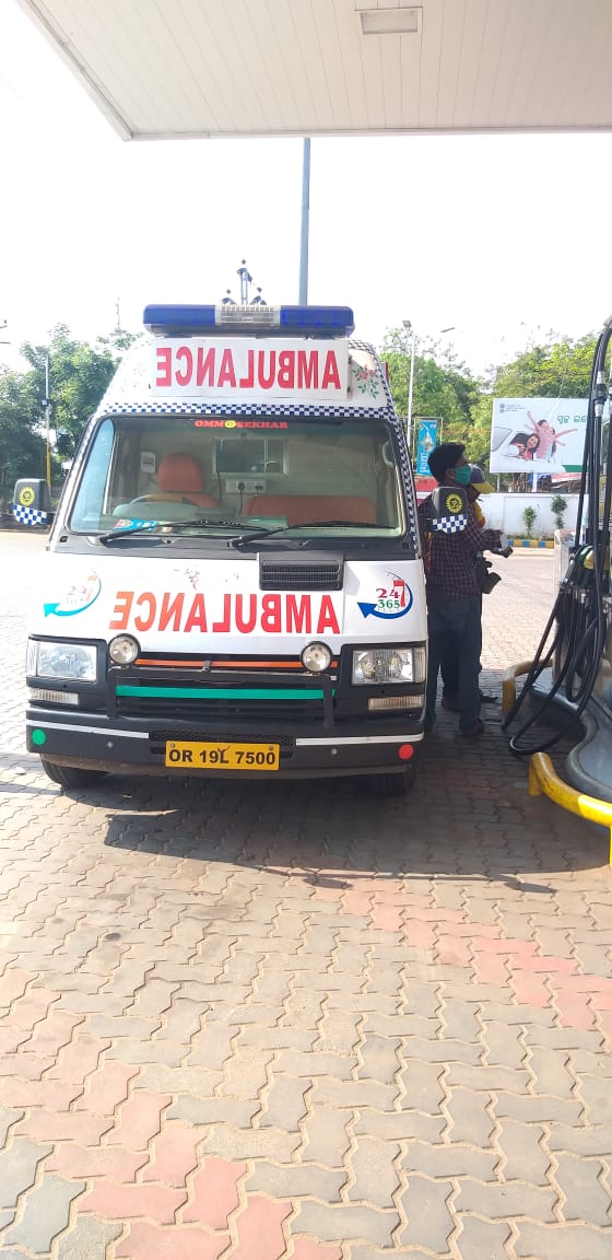 BPCRBhubaneswar's tweet photo. Refuelling Essential Services at Bhubaneswar amidst lockdown #Covid19India #CoronavirusLockdown #IndiaFightsCorona #HumanityFirst @BPCLimited https://t.co/d00X49Exwg https://t.co/cBqm75x6Th