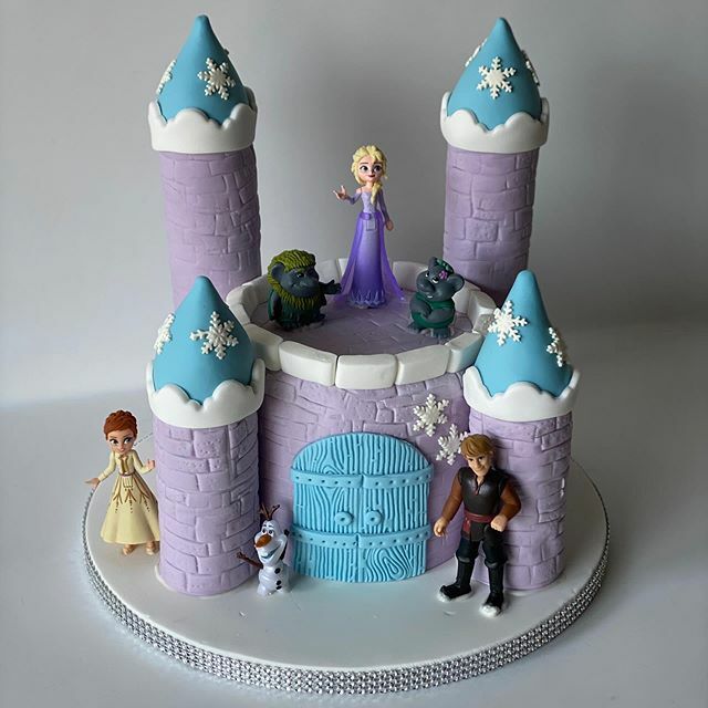 Frozen...#cake #cakedecorating #jarbysweetmates #maniadelou #chocolatecake #birthdaycake