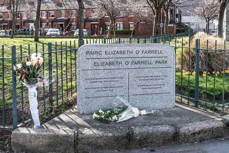 Elizabeth O'Farrell. 1884-1957. Joined  @CnaG; fluent in Irish. Inghinidhe na hÉireann (Daughters of Ireland) & Cumann na mBan (women republicans)! Delivered surrender in 1916 Rising! Rest of life worked as midwife. Famous photo of her with Patrick Pearse, but removed from it!