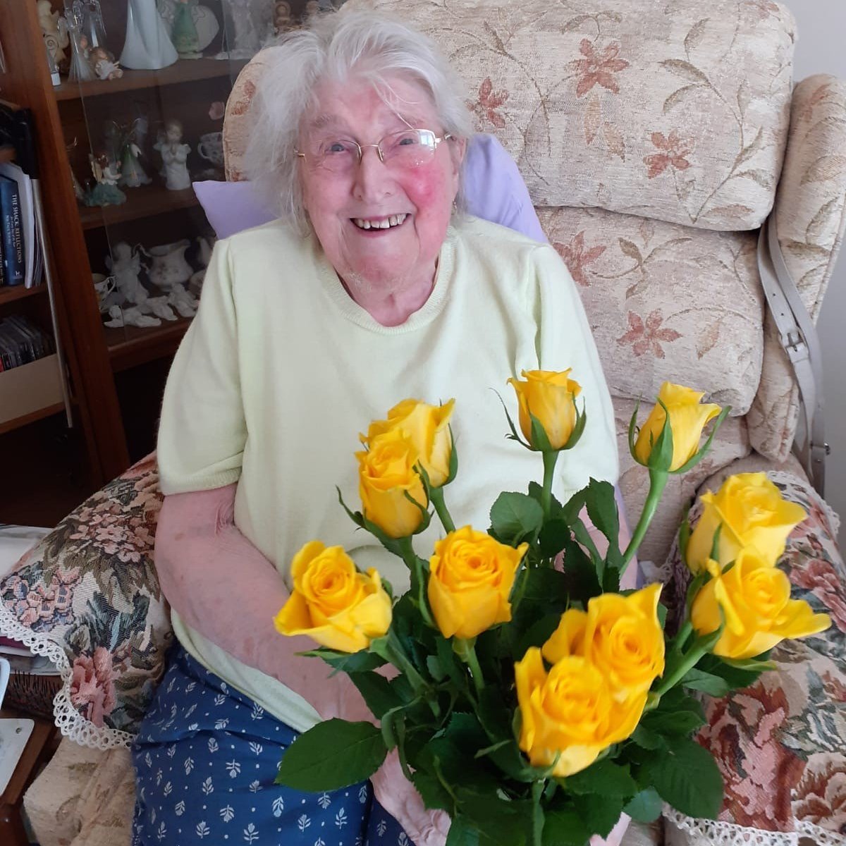 BluebirdCareAS's tweet image. Like many of us, our customers were unable to see their family on Mother's Day, but our amazing Care Assistants decided to step in &amp;amp; deliver them surprise flowers (in line with social distancing) during their care visits! 💐💙 #bestincare #itstimetocare