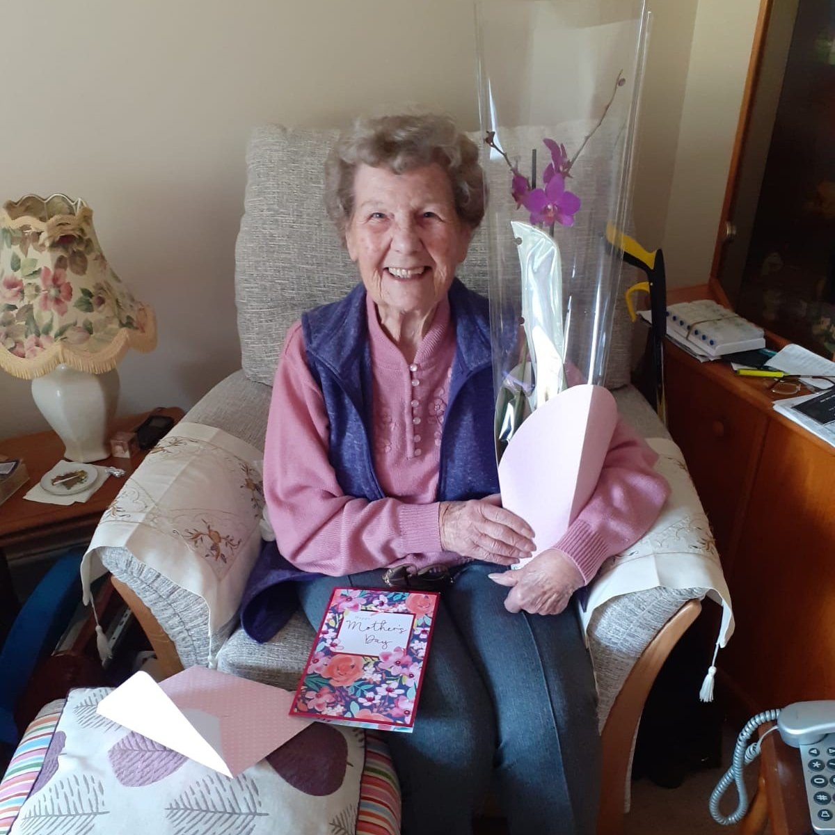 BluebirdCareAS's tweet image. Like many of us, our customers were unable to see their family on Mother's Day, but our amazing Care Assistants decided to step in &amp;amp; deliver them surprise flowers (in line with social distancing) during their care visits! 💐💙 #bestincare #itstimetocare